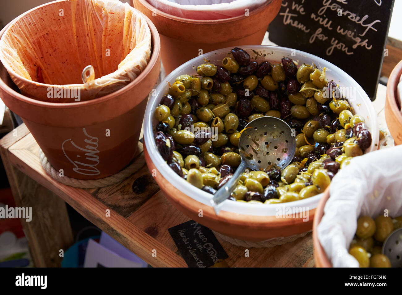 Selezione di schiena e olive verdi in cesto in legno Foto Stock
