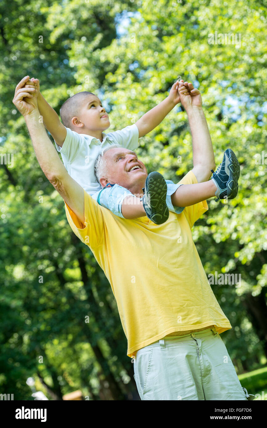 Nonno e bambino divertirsi nel parco Foto Stock