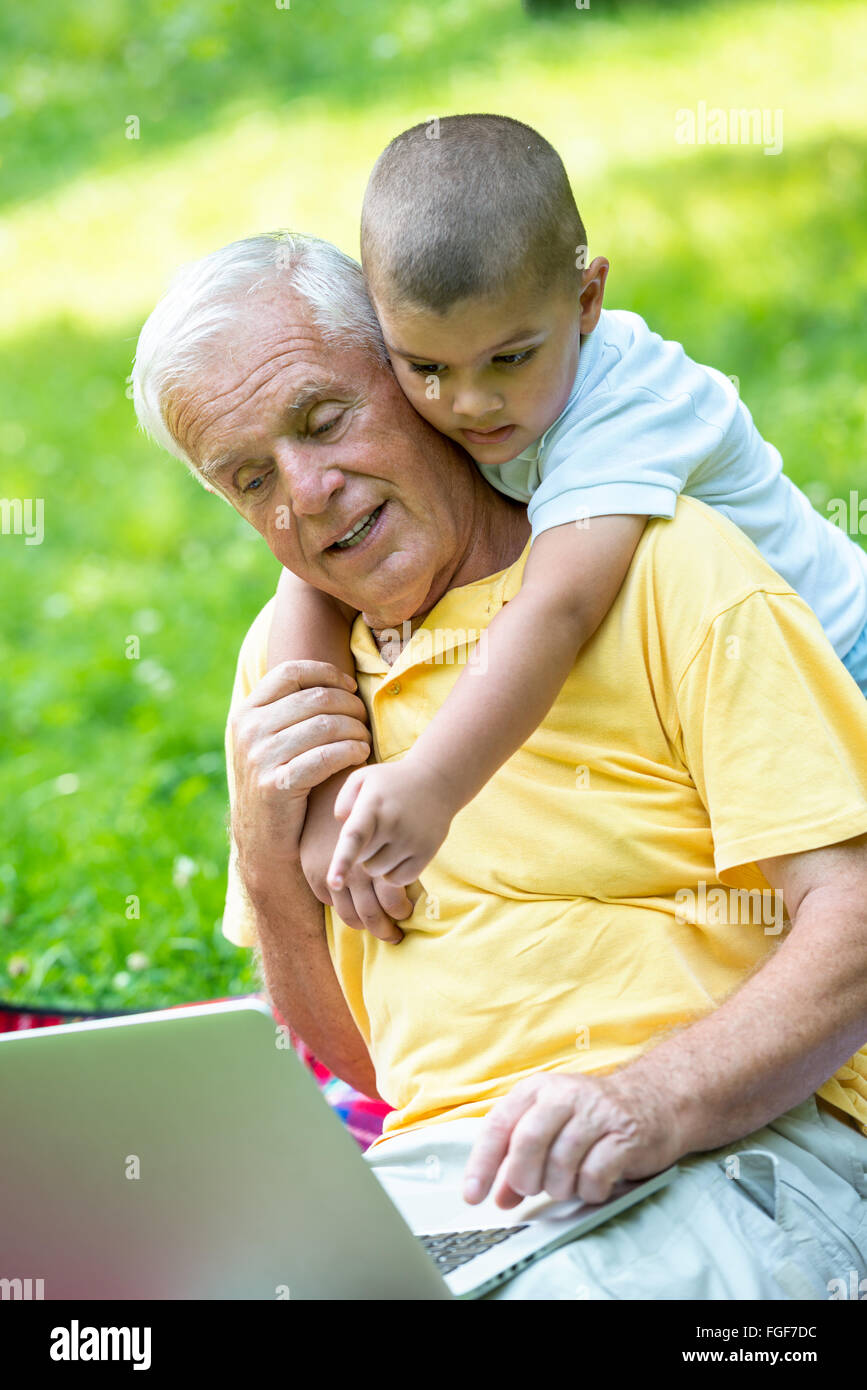 Nonno e il bambino utilizzando laptop Foto Stock