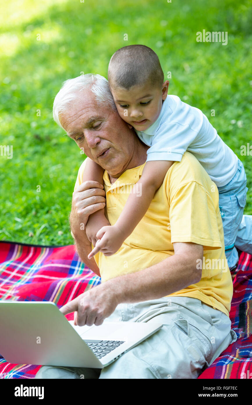 Nonno e il bambino utilizzando laptop Foto Stock