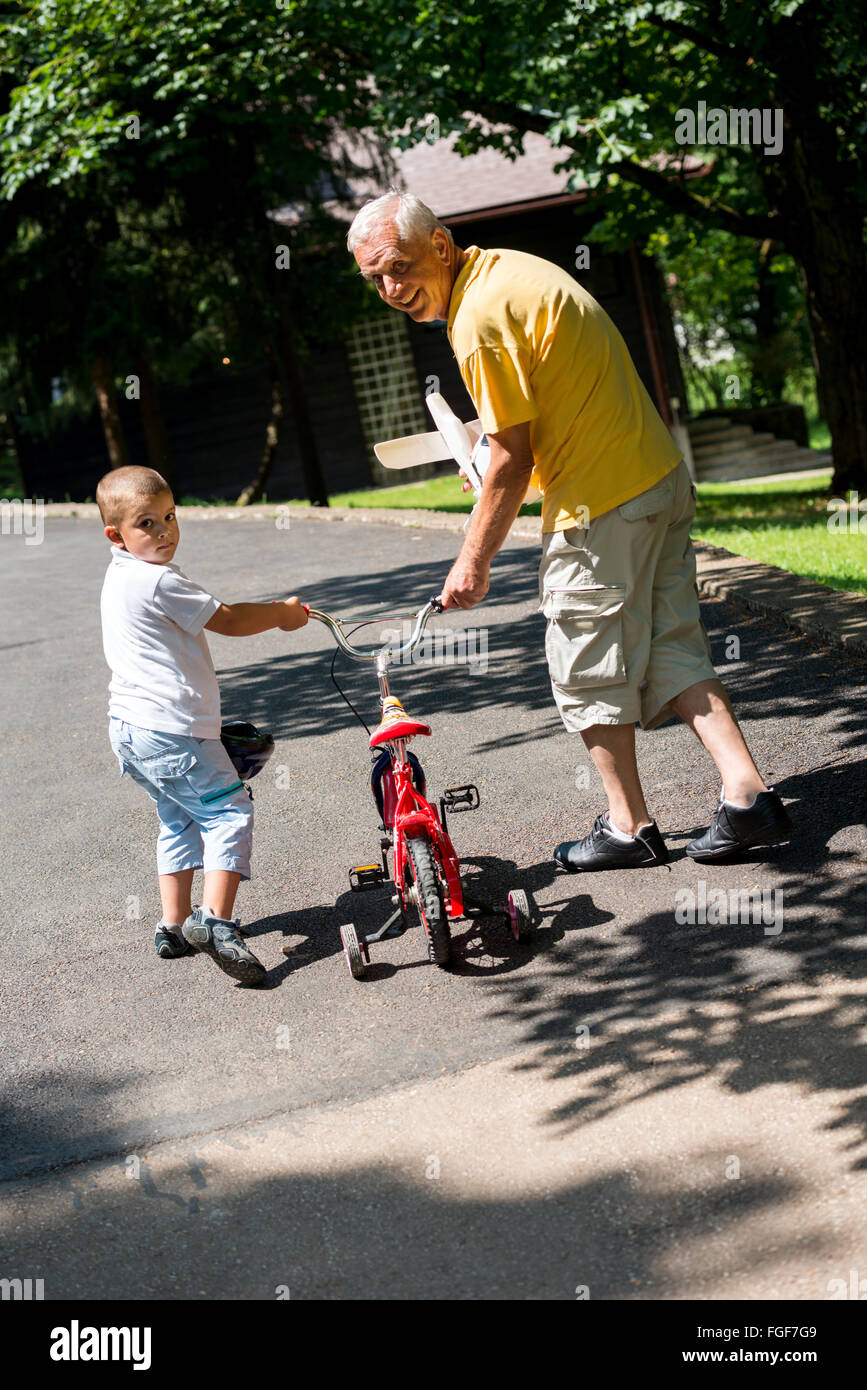 Nonno e bambino divertirsi nel parco Foto Stock