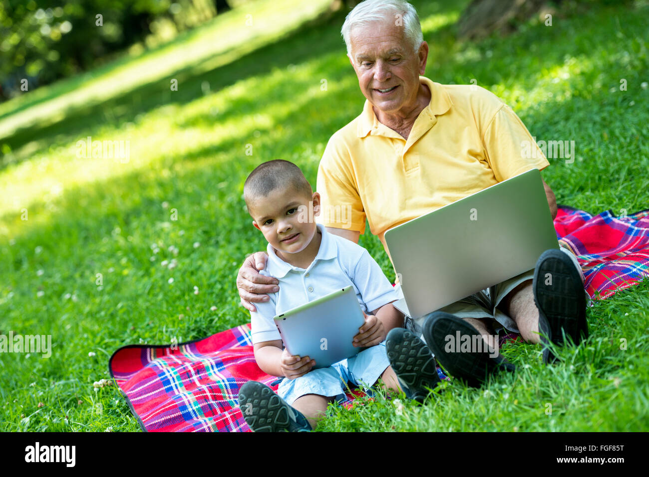 Nonno e il bambino utilizzando laptop Foto Stock