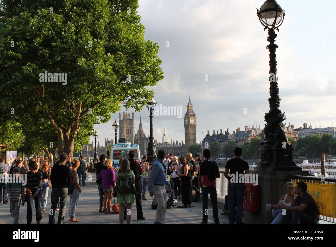 Londra sul lungomare del Tamigi Foto Stock