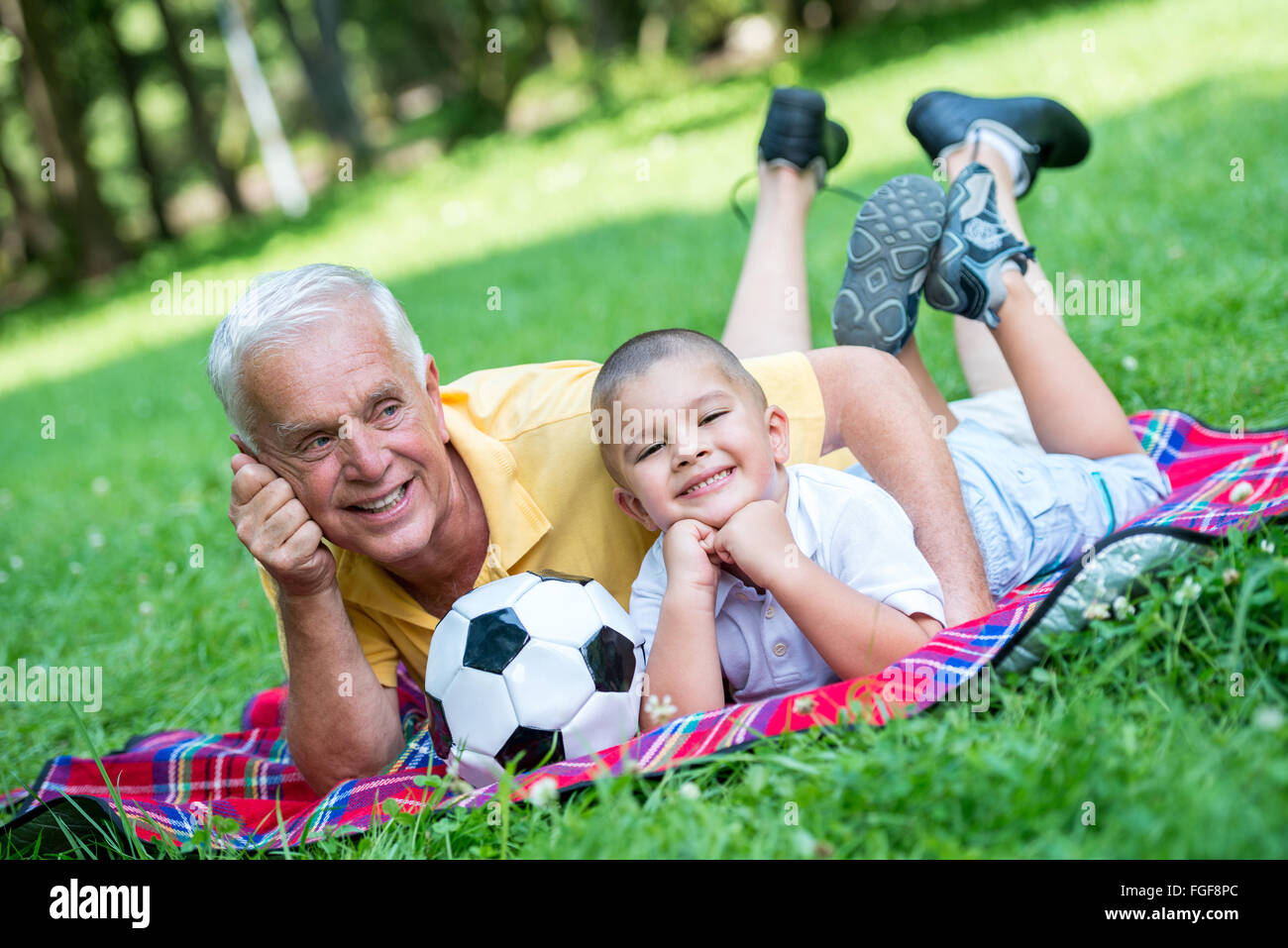 Nonno e bambino divertirsi nel parco Foto Stock