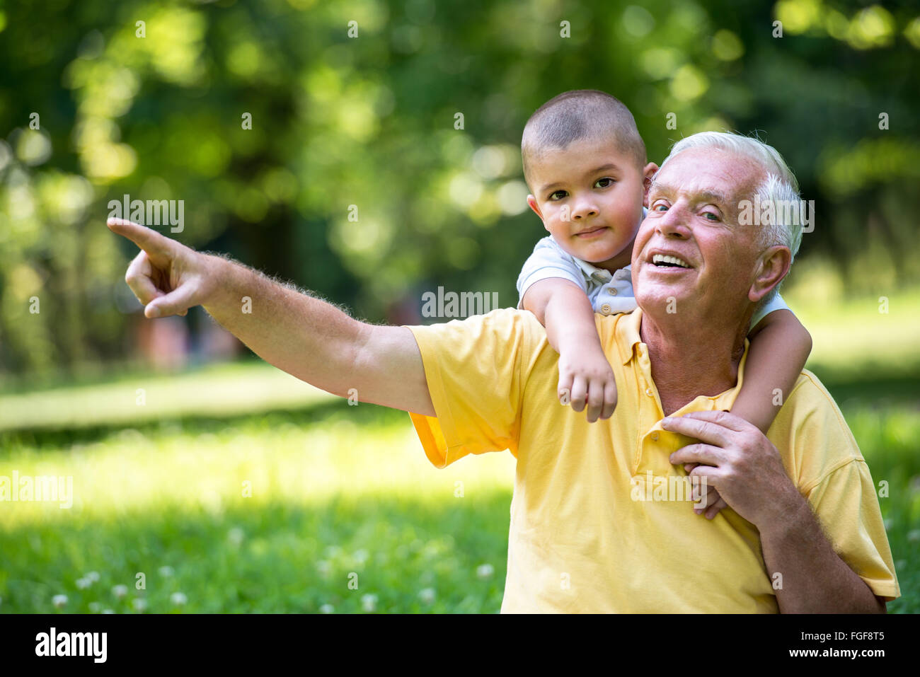 Nonno e bambino divertirsi nel parco Foto Stock