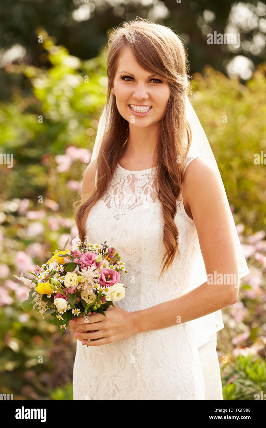 Outdoor Ritratto di sposa bouquet di contenimento sul giorno di nozze Foto Stock