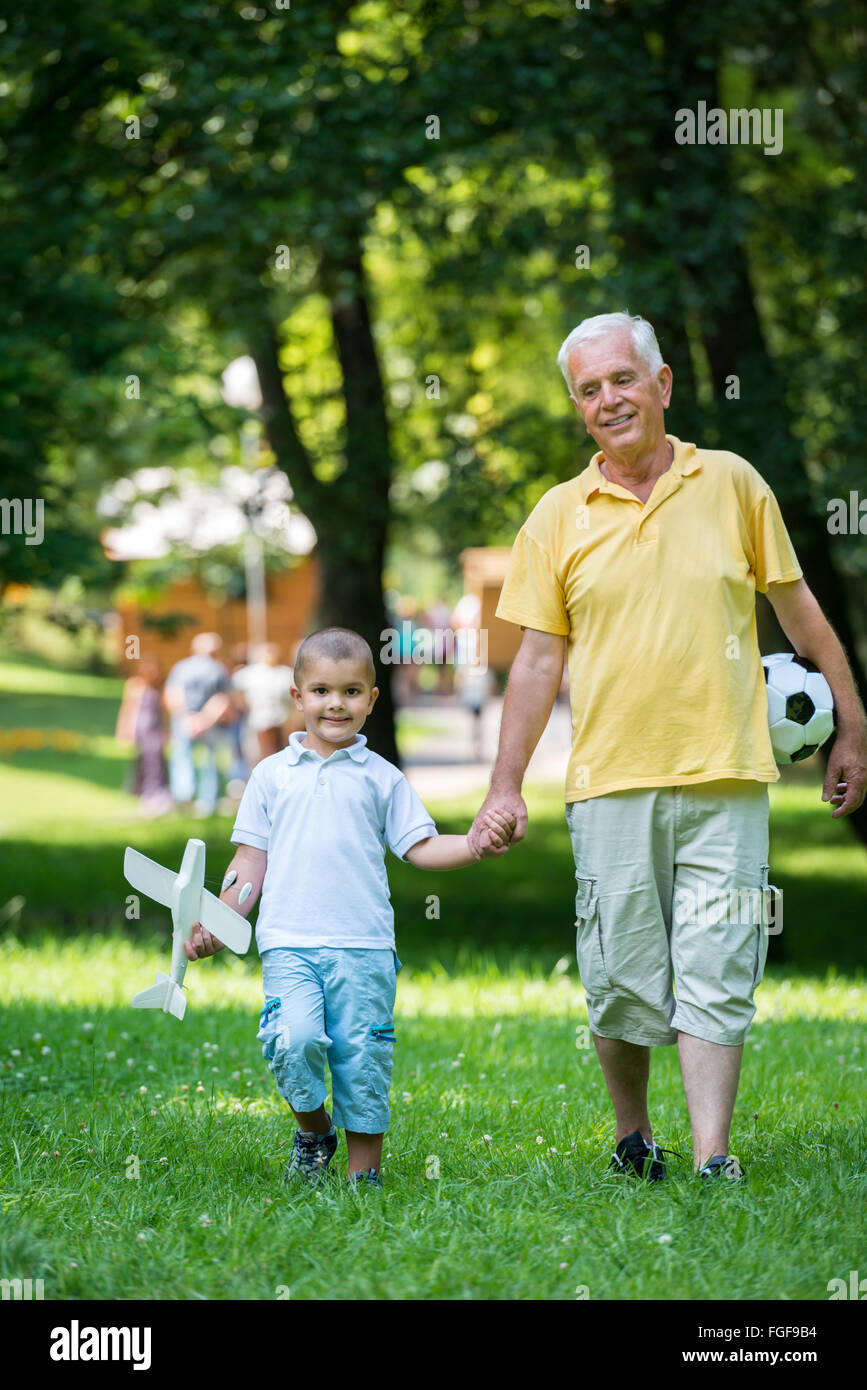 Nonno e bambino divertirsi nel parco Foto Stock