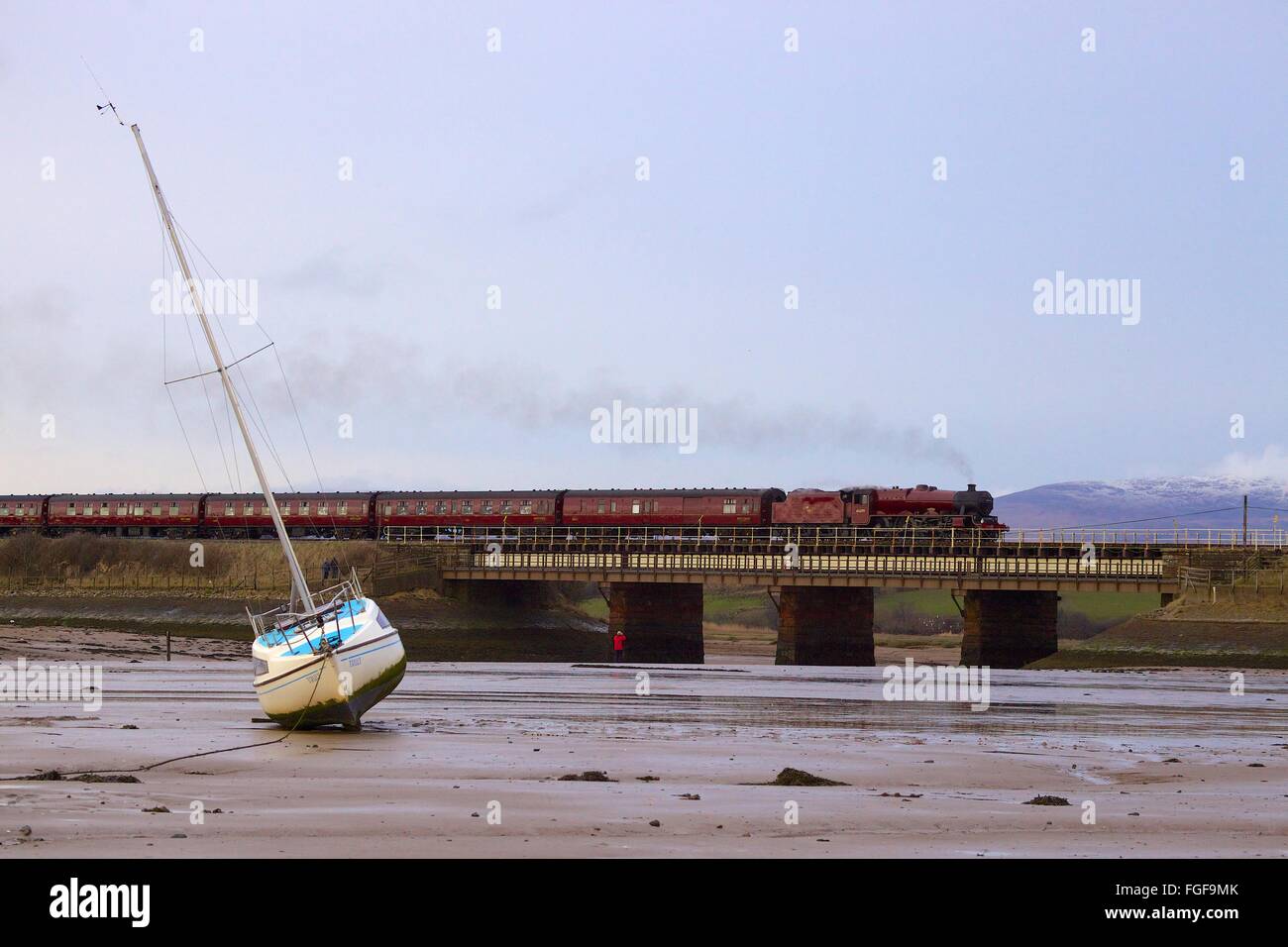 Cumbria, Regno Unito. 19 Feb, 2016. Treno a vapore LMS Giubileo Classe 'Galatea'. Il Pendle Dalesman. Attraversamento Ravenglass viadotto. Dirottati verso il West Cumbria linea costiera a causa di frana nei pressi di Armathwaite sull'accontentarsi di Carlisle linea ferroviaria. Foto Stock
