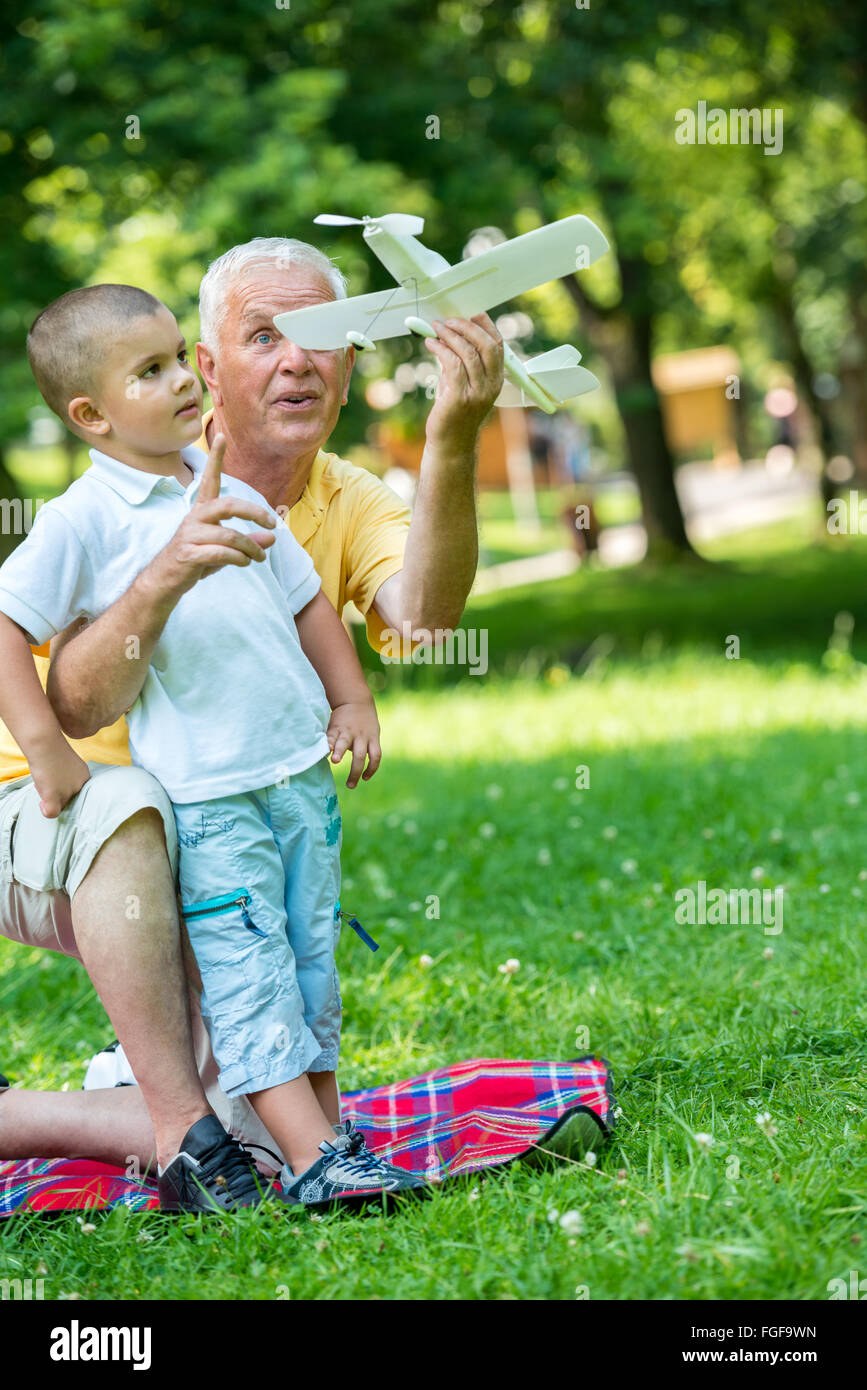 Nonno e bambino divertirsi nel parco Foto Stock