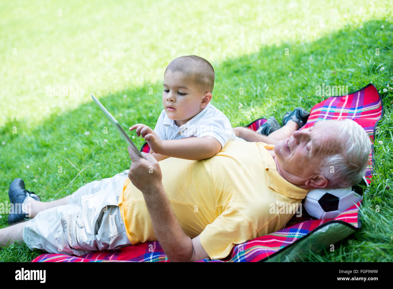 Nonno e il bambino in posizione di parcheggio utilizzando tablet Foto Stock