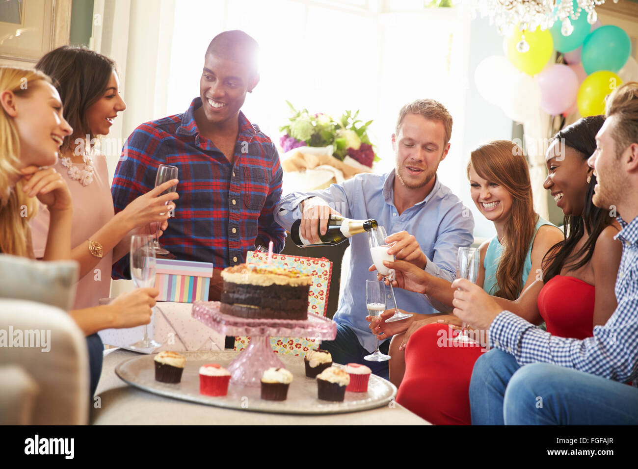 Gruppo di amici festeggia il compleanno a casa insieme Foto Stock