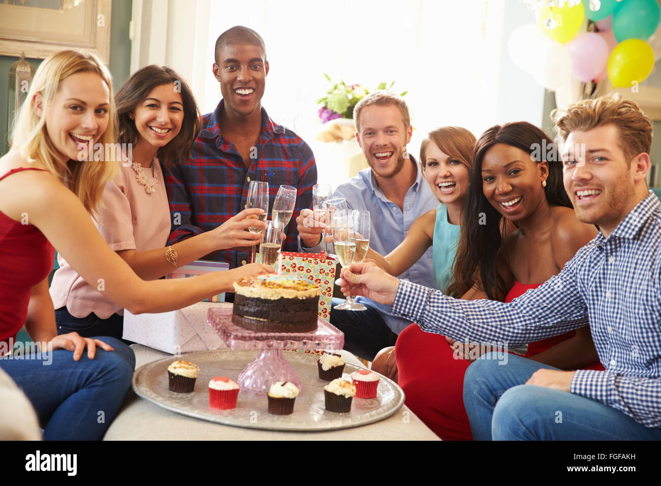 Gruppo di amici fare un brindisi per festeggiare il compleanno Foto Stock