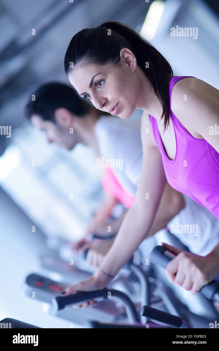 Donna che esercitano sul tapis roulant in palestra Foto Stock
