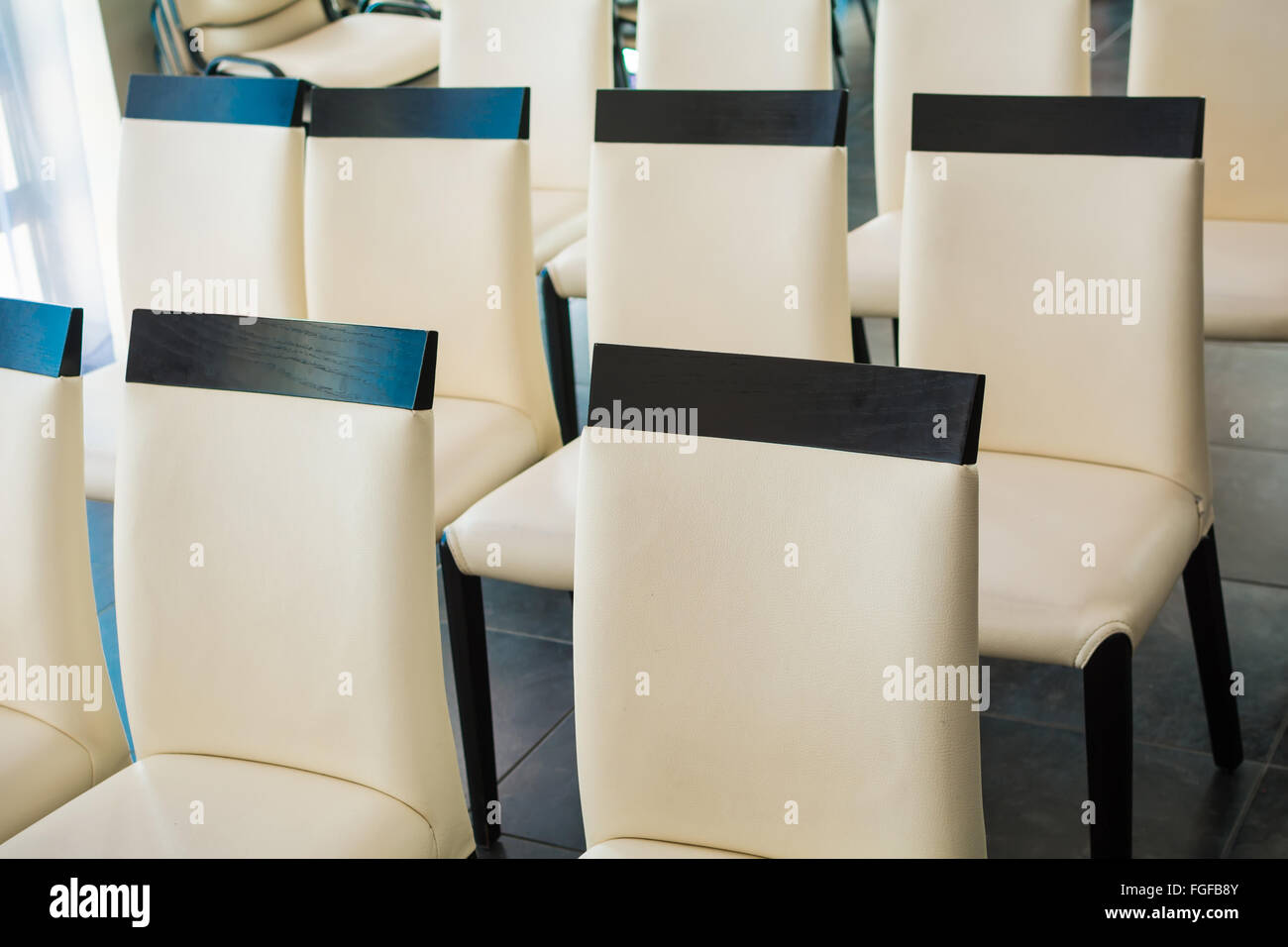 Sedie di pelle bianca in una sala per conferenze e convegni Foto Stock