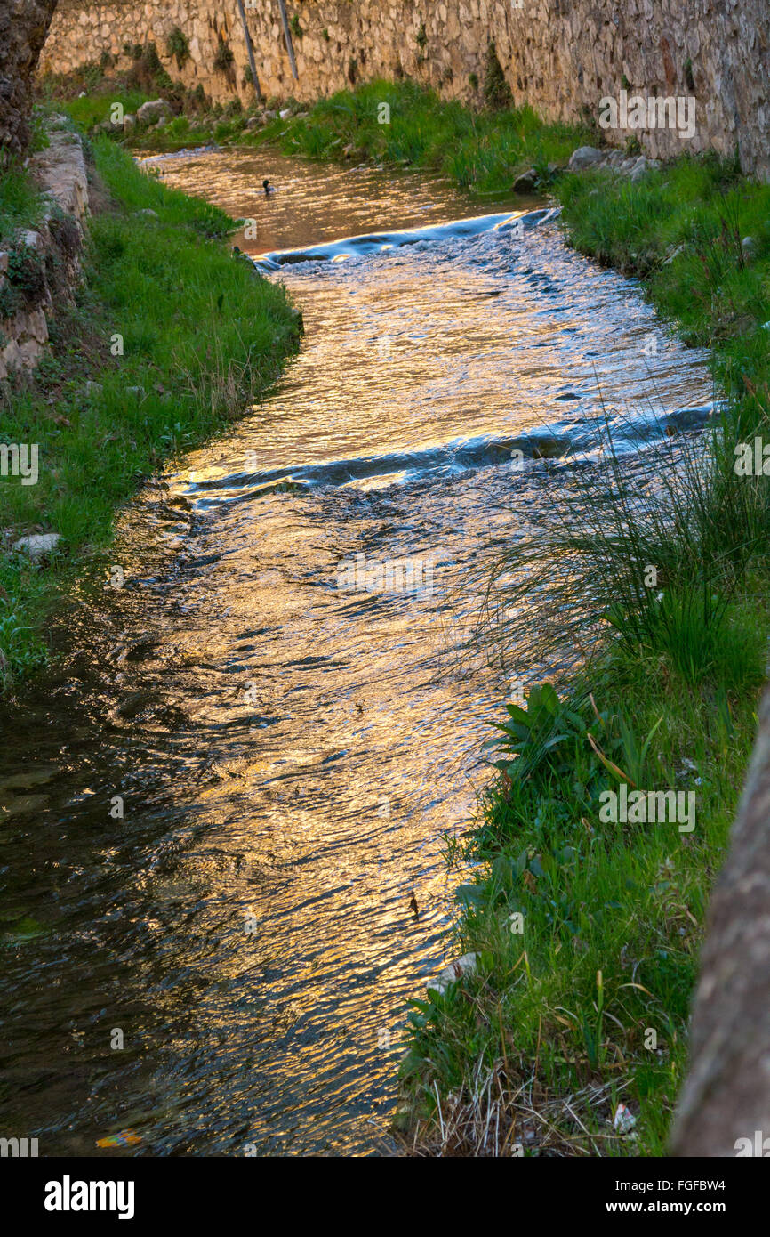 Piccolo Canale d'acqua attraversa la città di Cuenca, Spagna Foto Stock