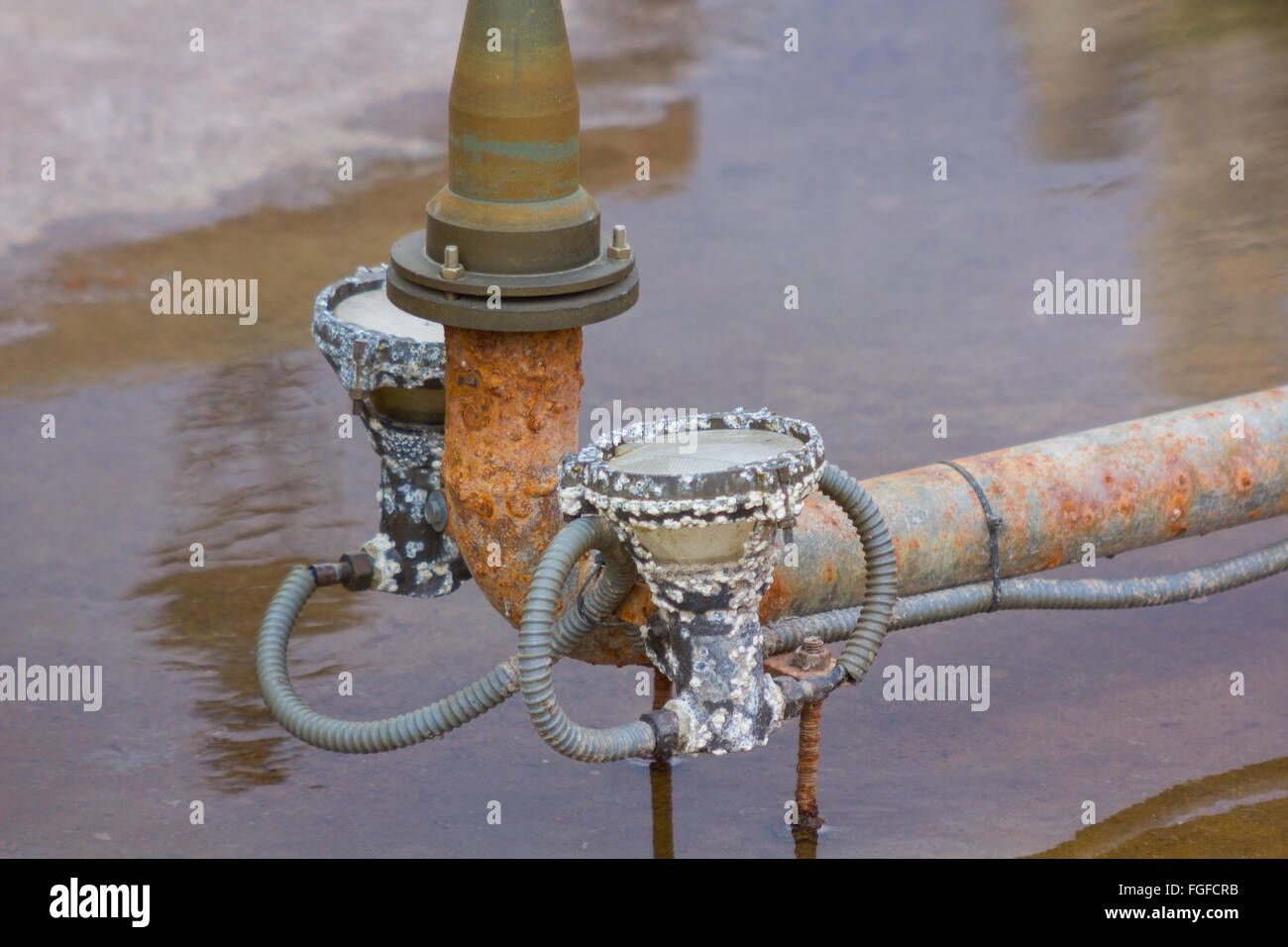 Sistema di illuminazione e tubi di acqua di una sorgente Foto Stock