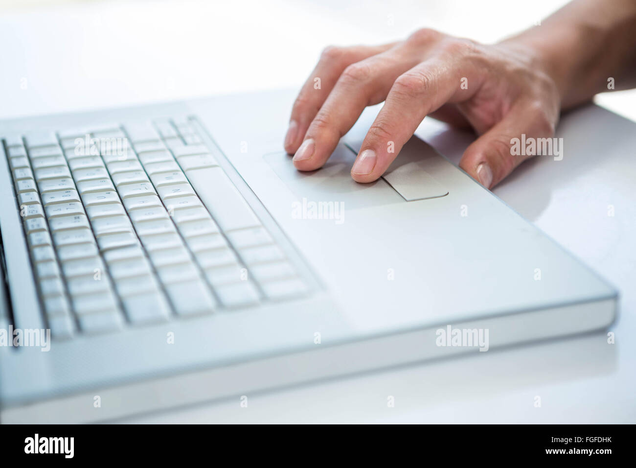 Vista ravvicinata di un maschio di mano utilizzando laptop Foto Stock