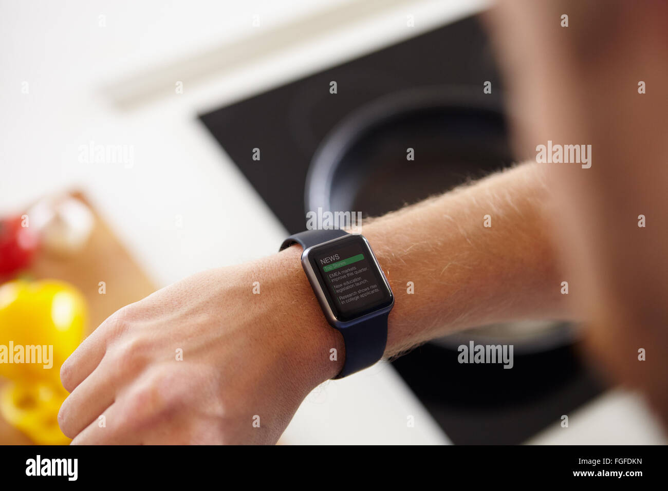Uomo che guarda News applicazioni software su Smart Watch Foto Stock