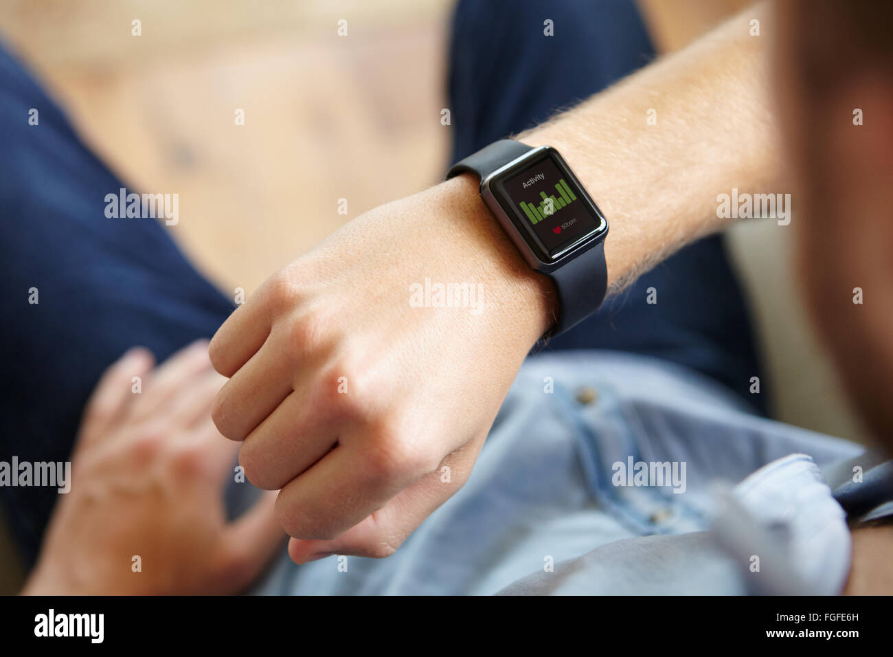 Uomo che guarda la salute applicazione software per Smart Watch Foto Stock