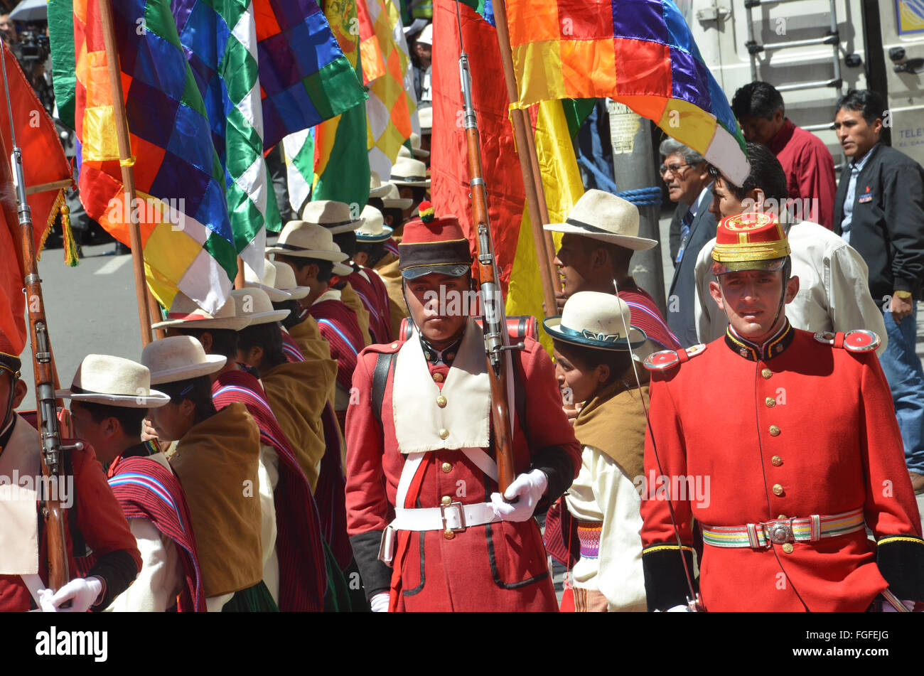 I soldati della guardia presidenziale e i membri dell'indogene life guard attesa per il presidente boliviano Morales a La Paz, Bolivia, 22 gennaio 2016. Il 21 febbraio, Bolivia voti su una modifica della costituzione che consente di Morales per continuare la sua presidenza fino al 2025. Foto: Georg Ismar/dpa Foto Stock