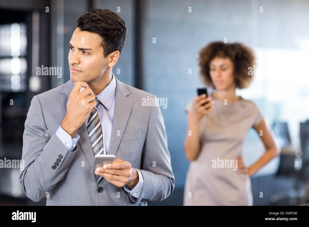 Buona ricerca imprenditore che guarda lontano Foto Stock