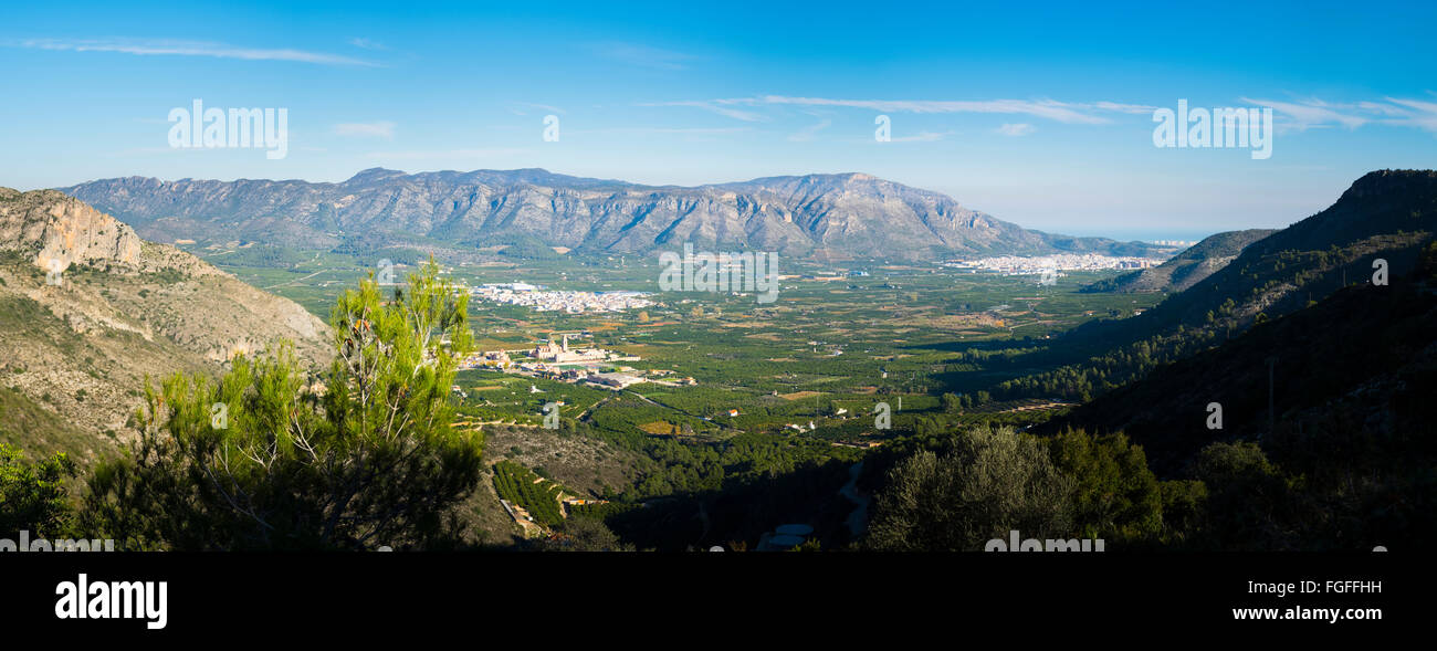 Extreme panorama della valle di Valldigna in Spagna con le città di Simat e Tavernes Foto Stock