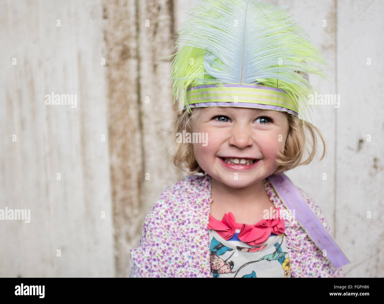 Ragazza con abito di testa felice Foto Stock