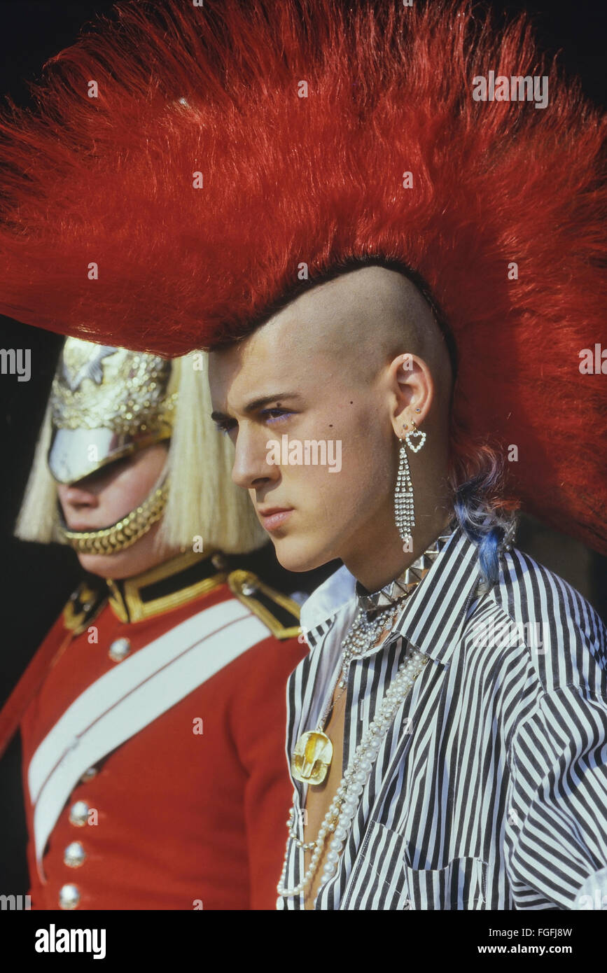 Punk rocker Matt Belgrano, 'il gentleman punk' stand con un membro della famiglia di cavalleria, la Sfilata delle Guardie a Cavallo, Londra, Inghilterra, Regno Unito, circa ottanta Foto Stock