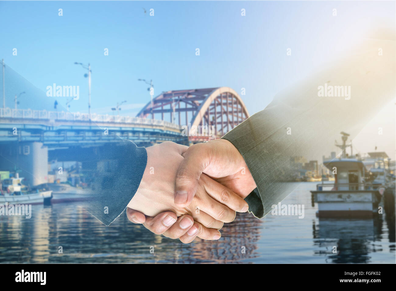 Uomini e donne stringono le mani gli uni con gli altri per lavorare insieme. Foto Stock