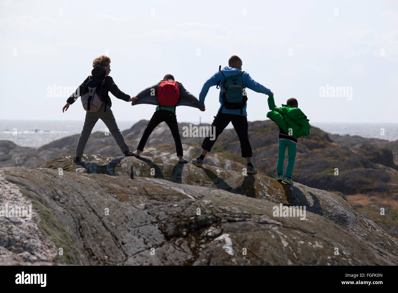 Famiglia di supporti antisismici stessi contro il forte vento, Skärhamn, Tjörn, Bohuslän, sulla costa sud-ovest della Svezia, Svezia, Scandinavia, Europa Foto Stock