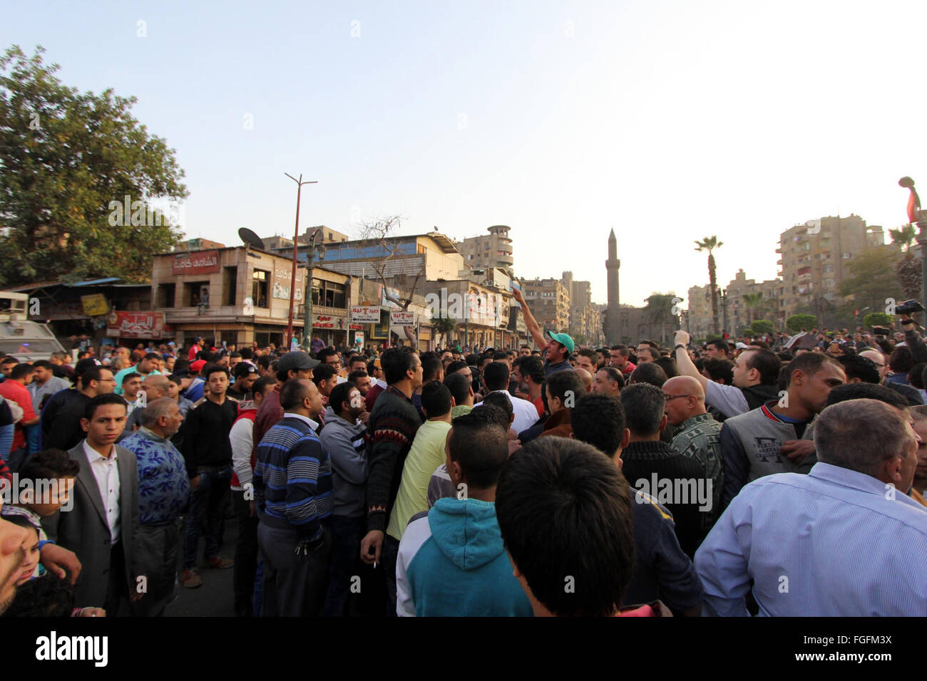 Febbraio 19, 2016 - Il Cairo, il Cairo, Egitto - Lutto egiziano protestare contro la morte di Mohamed Ali Sayed Ismail, 23 anni, driver, che è stato ucciso durante la notte nel corso di una controversia con un sergente di polizia, al di fuori della sede dei servizi di sicurezza locali del Cairo in Egitto, Venerdì, 19 febbraio, 2016. In Egitto il ministero degli Interni media office ha detto in una dichiarazione che l'uccisione seguita un argomento al di sopra del sergente tariffa per la sua cavalcata in quello del Cairo popoloso el-Darb el-Ahmar distretto. Nel corso della controversia, il funzionario sparato e ucciso il conducente (credito Immagine: © Sayed Amr/APA immagini via ZUMA filo) Foto Stock