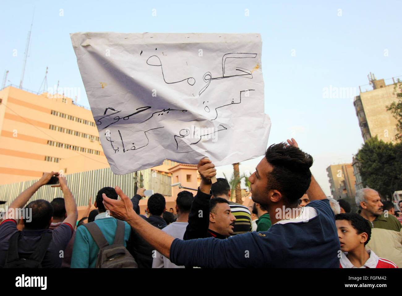 Febbraio 19, 2016 - Il Cairo, il Cairo, Egitto - Lutto egiziano protestare contro la morte di Mohamed Ali Sayed Ismail, 23 anni, driver, che è stato ucciso durante la notte nel corso di una controversia con un sergente di polizia, al di fuori della sede dei servizi di sicurezza locali del Cairo in Egitto, Venerdì, 19 febbraio, 2016. In Egitto il ministero degli Interni media office ha detto in una dichiarazione che l'uccisione seguita un argomento al di sopra del sergente tariffa per la sua cavalcata in quello del Cairo popoloso el-Darb el-Ahmar distretto. Nel corso della controversia, il funzionario sparato e ucciso il conducente (credito Immagine: © Sayed Amr/APA immagini via ZUMA filo) Foto Stock