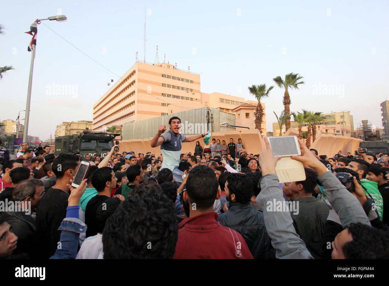 Febbraio 19, 2016 - Il Cairo, il Cairo, Egitto - Lutto egiziano protestare contro la morte di Mohamed Ali Sayed Ismail, 23 anni, driver, che è stato ucciso durante la notte nel corso di una controversia con un sergente di polizia, al di fuori della sede dei servizi di sicurezza locali del Cairo in Egitto, Venerdì, 19 febbraio, 2016. In Egitto il ministero degli Interni media office ha detto in una dichiarazione che l'uccisione seguita un argomento al di sopra del sergente tariffa per la sua cavalcata in quello del Cairo popoloso el-Darb el-Ahmar distretto. Nel corso della controversia, il funzionario sparato e ucciso il conducente (credito Immagine: © Sayed Amr/APA immagini via ZUMA filo) Foto Stock