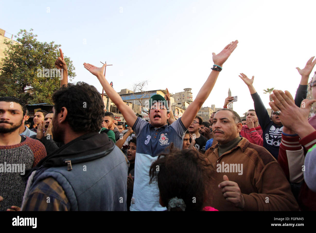 Febbraio 19, 2016 - Il Cairo, il Cairo, Egitto - Lutto egiziano protestare contro la morte di Mohamed Ali Sayed Ismail, 23 anni, driver, che è stato ucciso durante la notte nel corso di una controversia con un sergente di polizia, al di fuori della sede dei servizi di sicurezza locali del Cairo in Egitto, Venerdì, 19 febbraio, 2016. In Egitto il ministero degli Interni media office ha detto in una dichiarazione che l'uccisione seguita un argomento al di sopra del sergente tariffa per la sua cavalcata in quello del Cairo popoloso el-Darb el-Ahmar distretto. Nel corso della controversia, il funzionario sparato e ucciso il conducente (credito Immagine: © Sayed Amr/APA immagini via ZUMA filo) Foto Stock