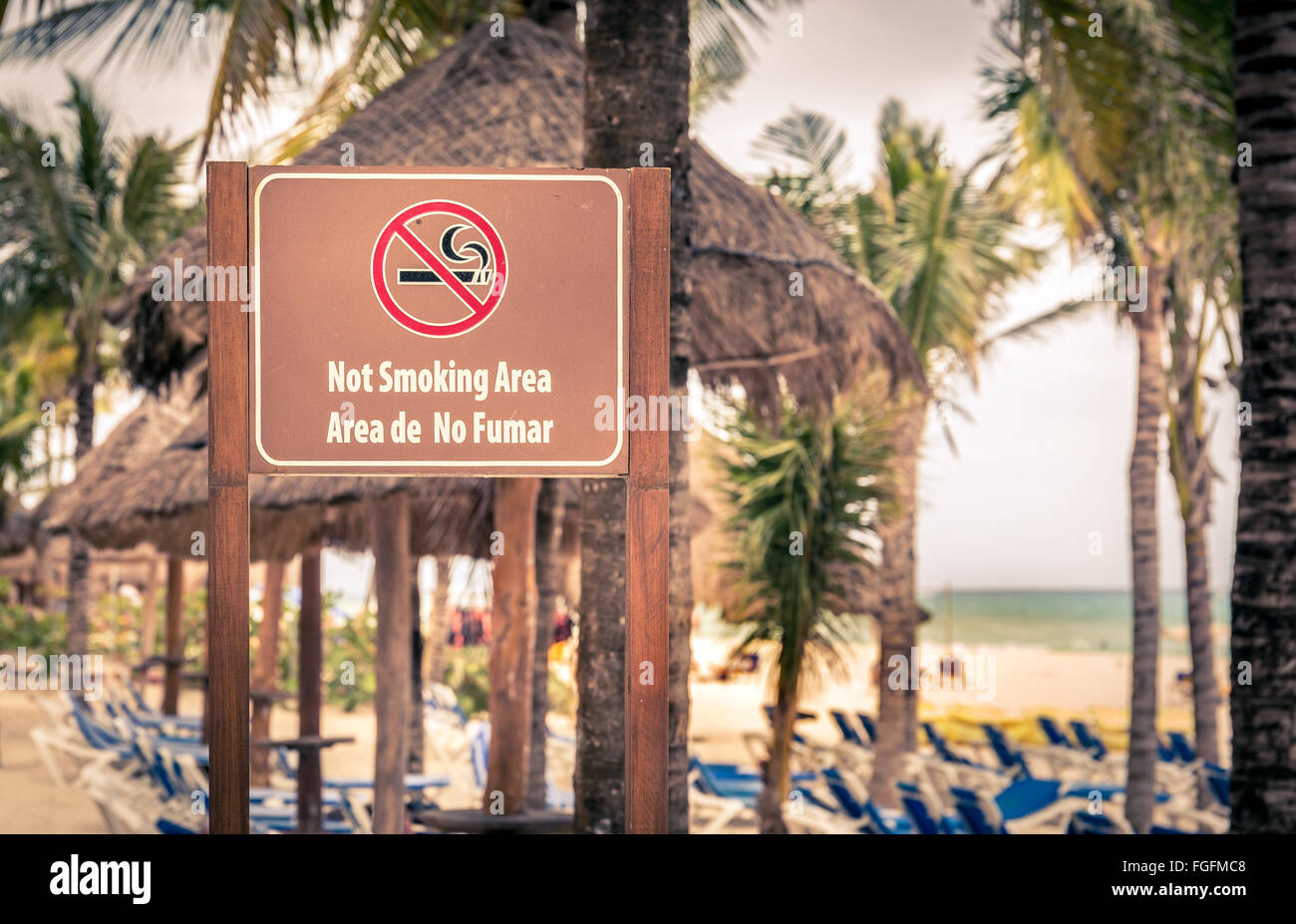 Non area fumatori cartello in legno in spiaggia Foto Stock