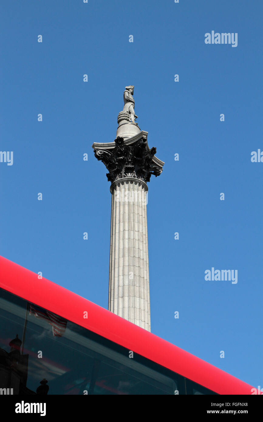 Nelson la colonna in Trafalgar Square, Londra, UK e un passaggio di autobus di Londra. Foto Stock