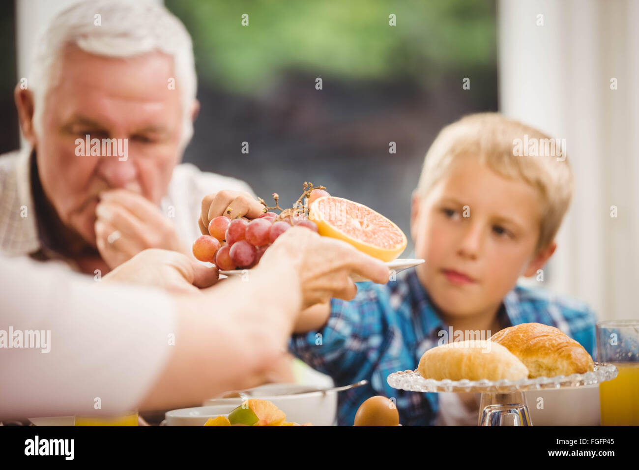 Close-up di mani piastra passante di frutta Foto Stock