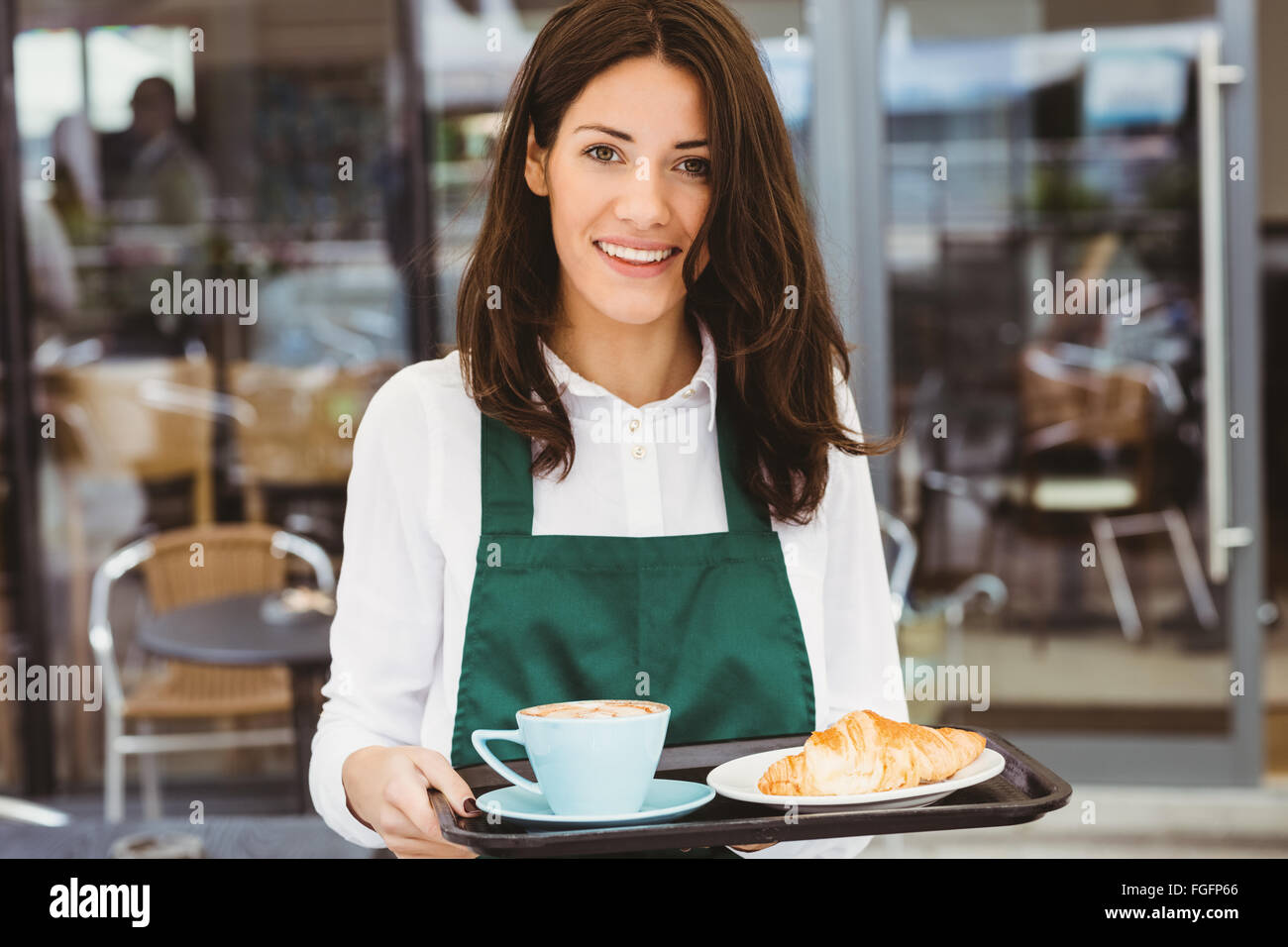 Cameriera tenendo il vassoio con caffè e croissant Foto Stock