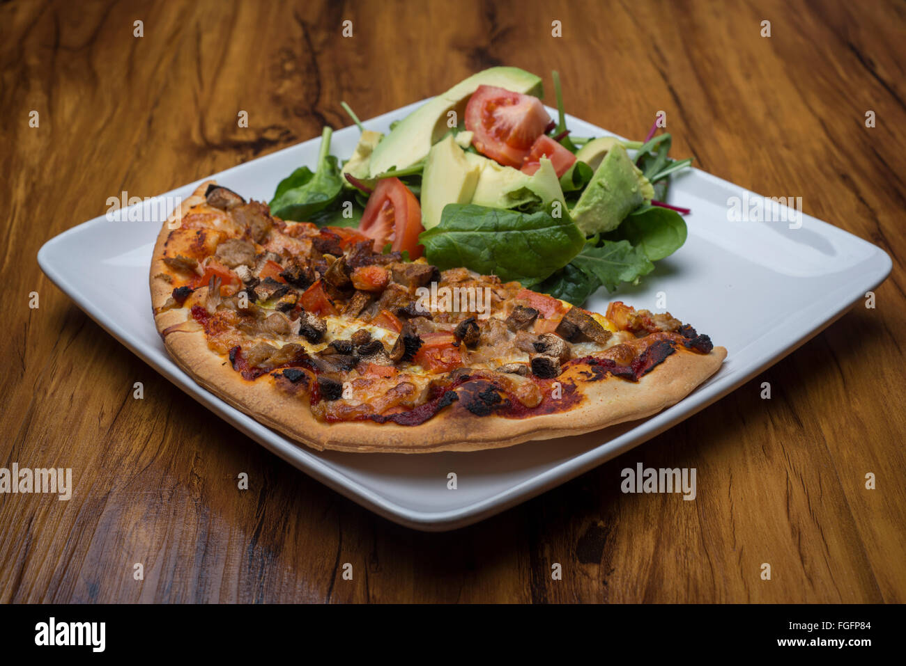 Pizze e insalate su una piastra Foto Stock