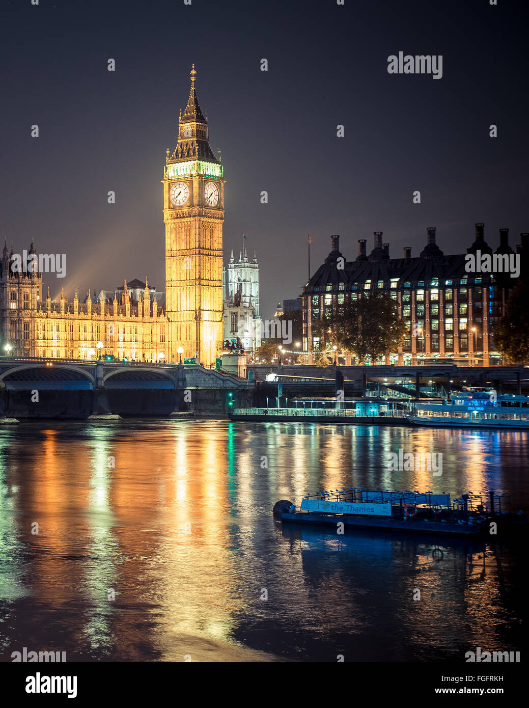 Vista di Londra di notte lungo il Tamigi con il Big Ben e Westminster Foto Stock