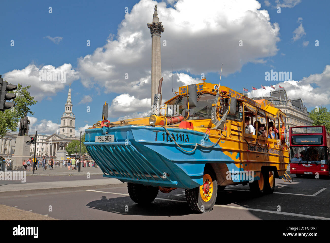 Una seconda guerra mondiale Duk-W Veicolo anfibio (o) anatra convertito in un turista touring bus su Trafalgar Square, Londra, Regno Unito. Foto Stock