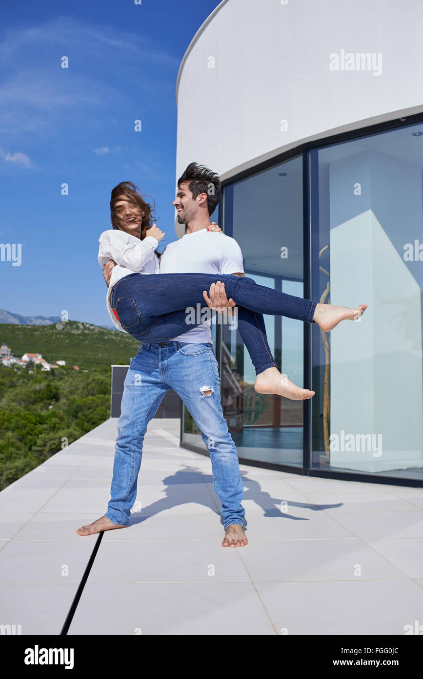 Felice giovane coppia romantica divertirsi arelax rilassarsi a casa Foto Stock