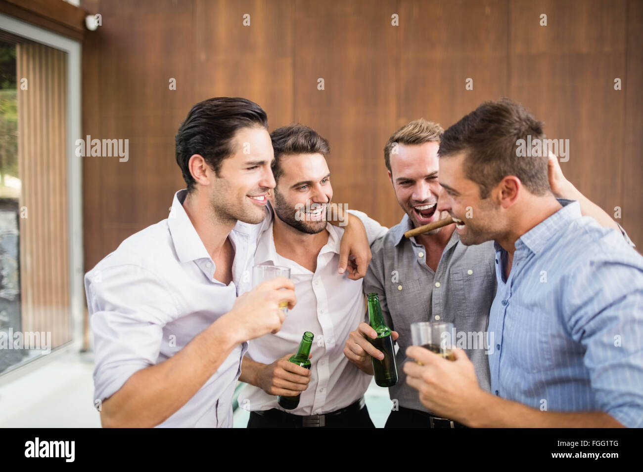 Un gruppo di giovani uomini avente le bevande Foto Stock