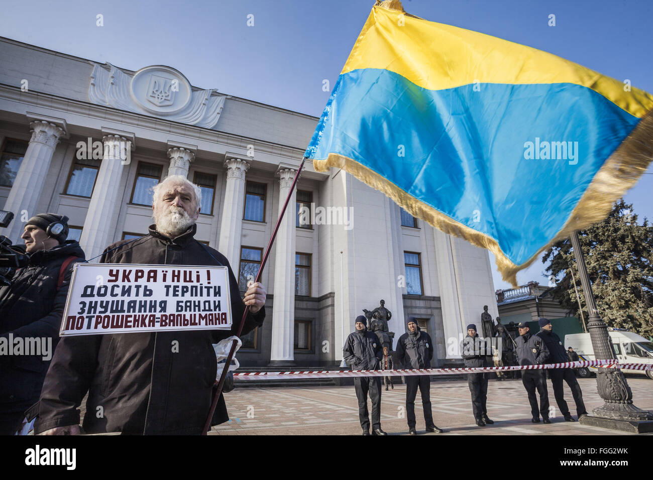 Kiev Kiev, Ucraina. 18 Febbraio, 2016. Protester in rada il Parlamento dell'Ucraina con un banner appesi dice ''gli ucraini!, abbastanza di sofferenza il Poroshenko pista'', durante una dimostrazione di attivisti ucraini a segnare il secondo anniversario della morte in EuroMaidan disordini e contro la corruzione e l'occupazione russa di Ucraina, Kiev © Celestino Arce/ZUMA filo/Alamy Live News Foto Stock