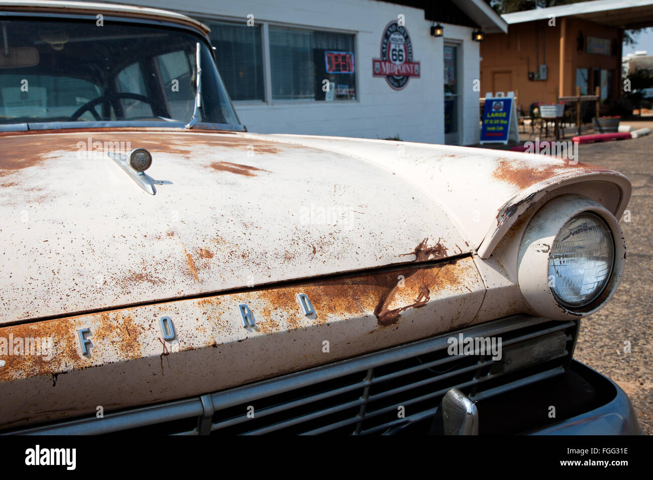 Vintage Ford Fairlane in corrispondenza del punto mediano Cafe lungo il percorso 66 in Adrian, Texas Foto Stock
