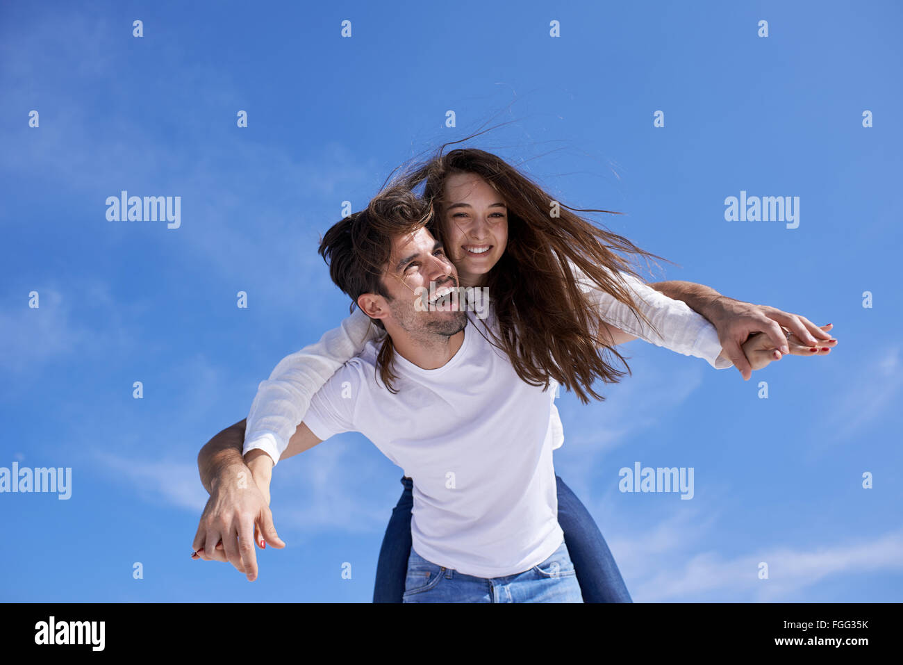 Felice giovane coppia romantica divertirsi arelax rilassarsi a casa Foto Stock