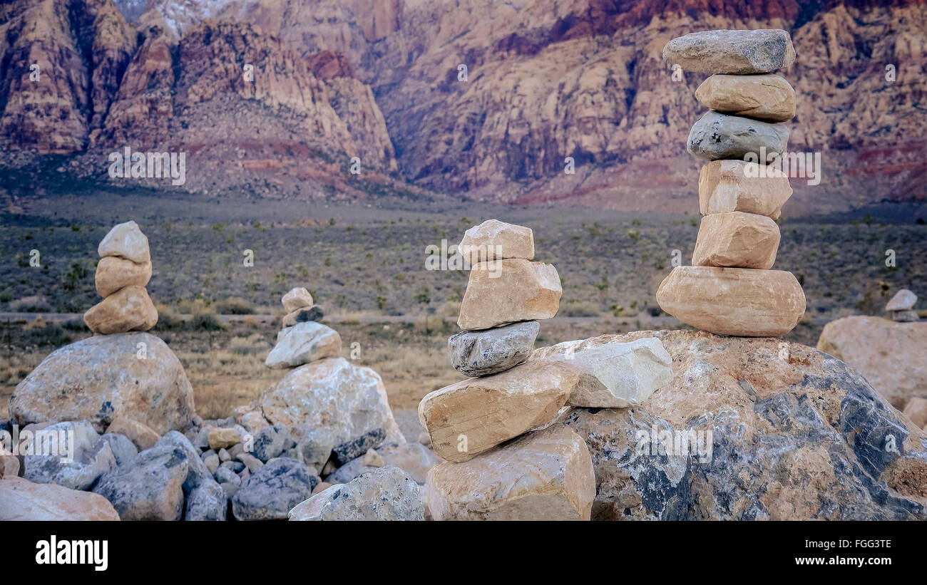 Rocce impilati o cairns in Red Rock Canyon vicino alla città di Las Vegas, Nevada Foto Stock