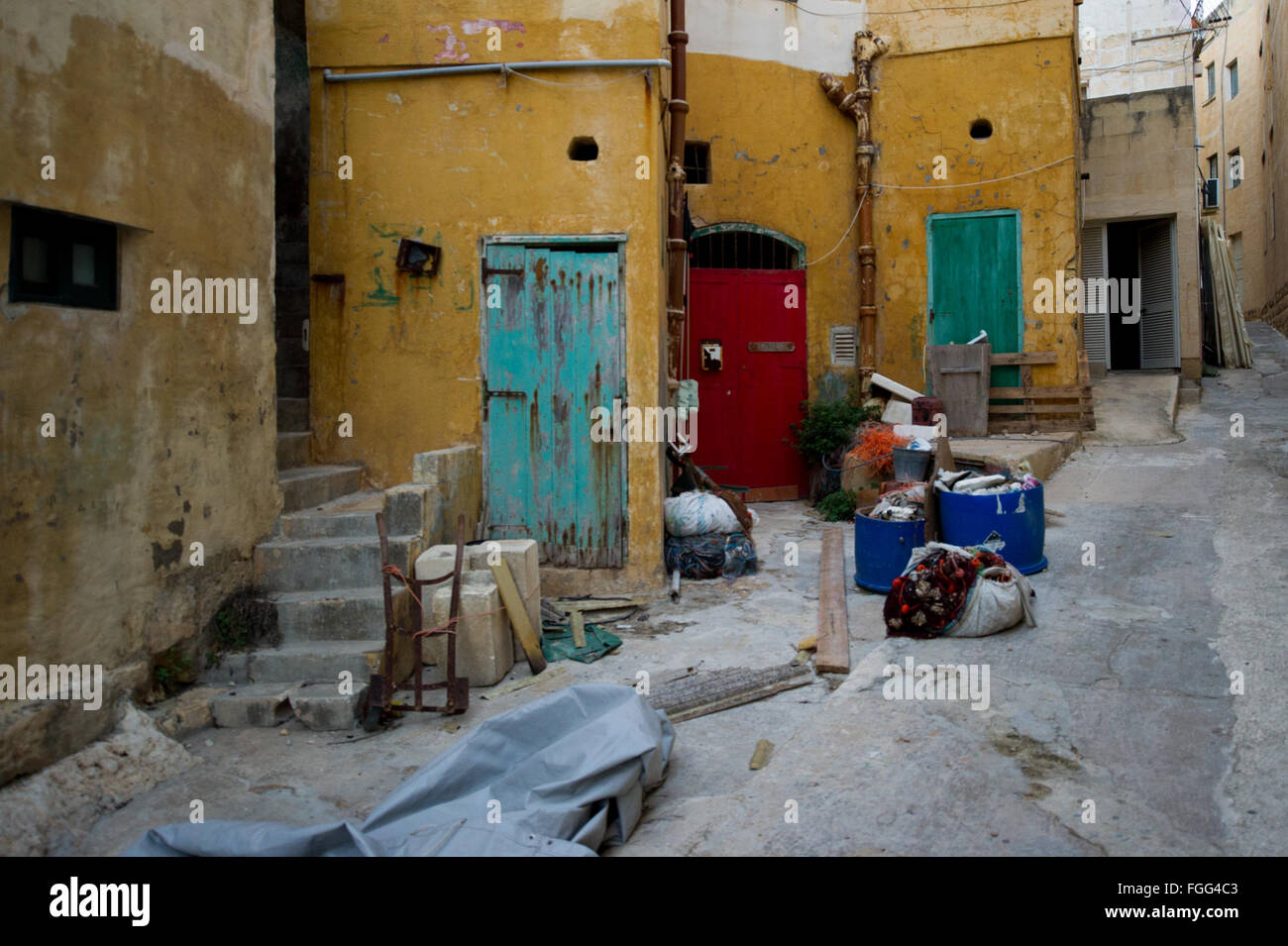 Un vicolo dietro il porto di Xlendi a Gozo, Malta. Foto Stock