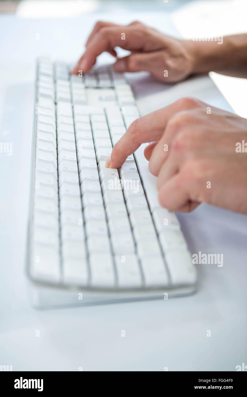 Vista ravvicinata di un maschio di mano la digitazione sulla tastiera Foto Stock