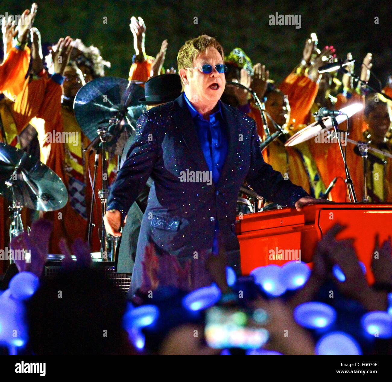 Elton John performing live in concerto di fronte al Sleeping Beauty castle a Disneyland. Elton John ha eseguito la sua nuova canzone splendida notte folle e il re Leone cerchio di vita. Elton John eseguito come parte di Disneyland sessantesimo anniversario di diamante celebrazione. I membri del pubblico hanno dato Mickey Mouse illumina le orecchie per le prestazioni. Elton John è stato anche unita sul palco da un coro gospel. Dotato di: Elton John dove: Anaheim California, California, Stati Uniti quando: 15 Gen 2016 Foto Stock